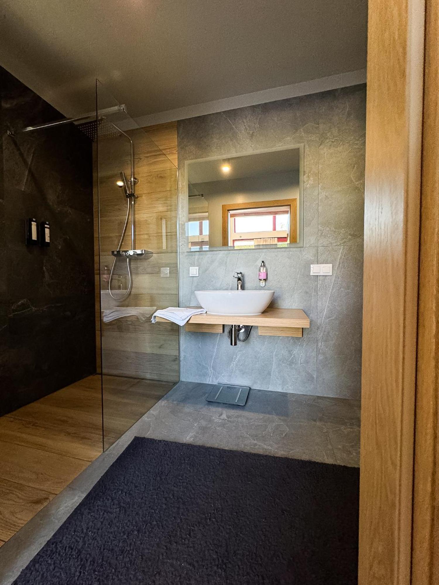 Nie Calkiem Swiete Apartment